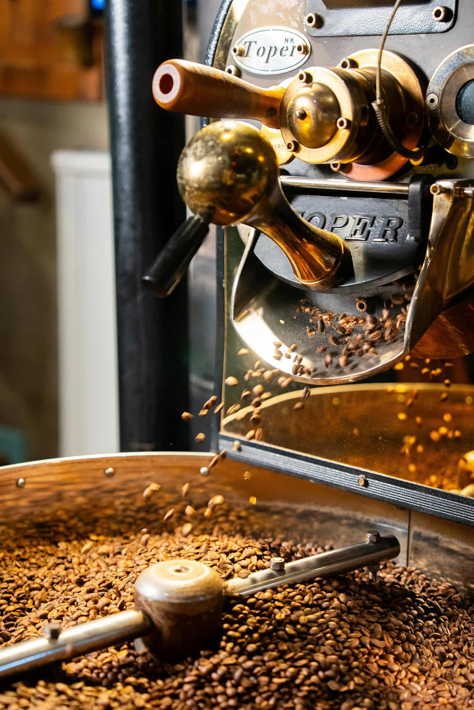 Schweizer Rösterei mit frisch gerösteten Bohnen